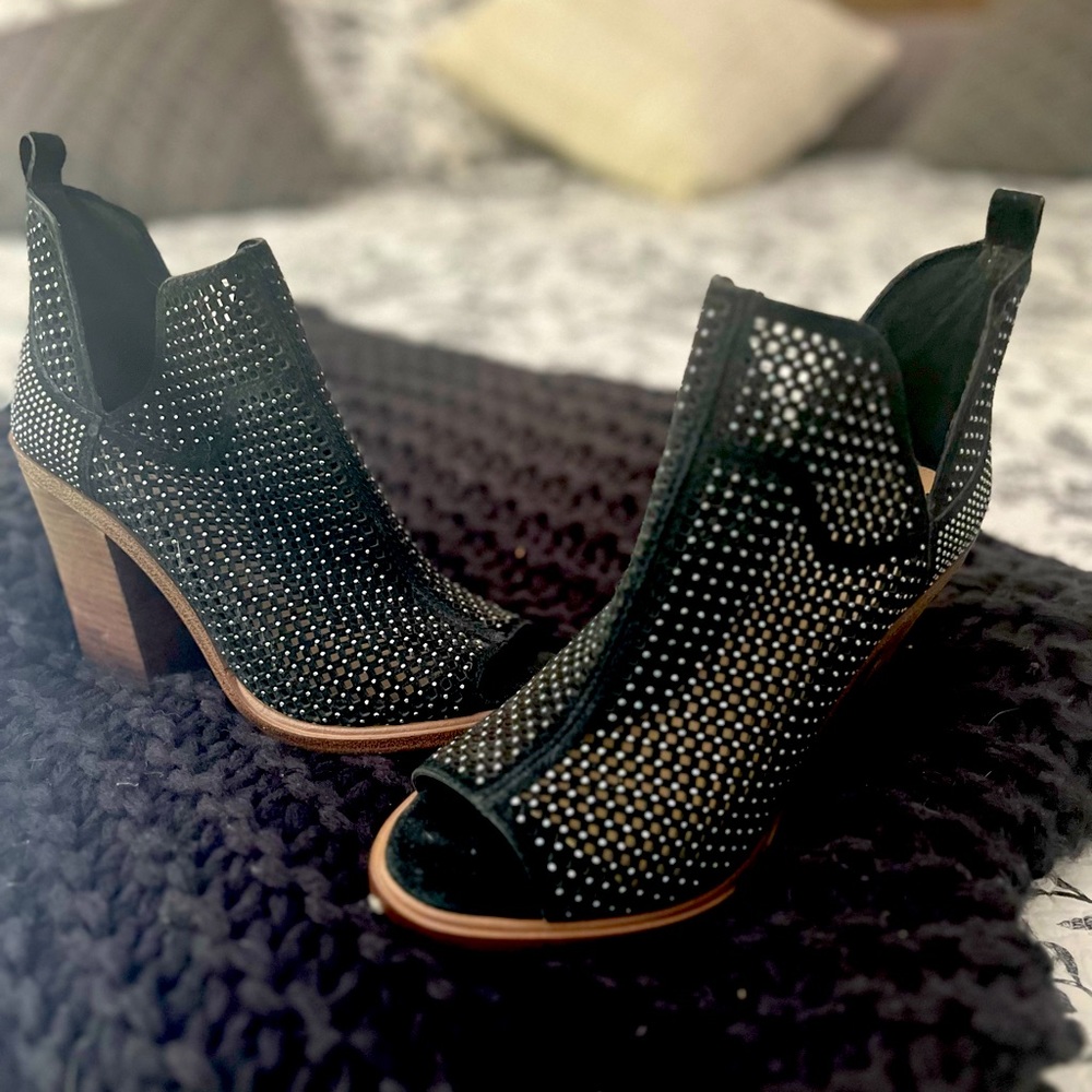 Vince Camuto opened toe shoes 3 in heel.